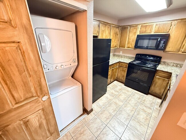 Building Photo - Desert Shores area