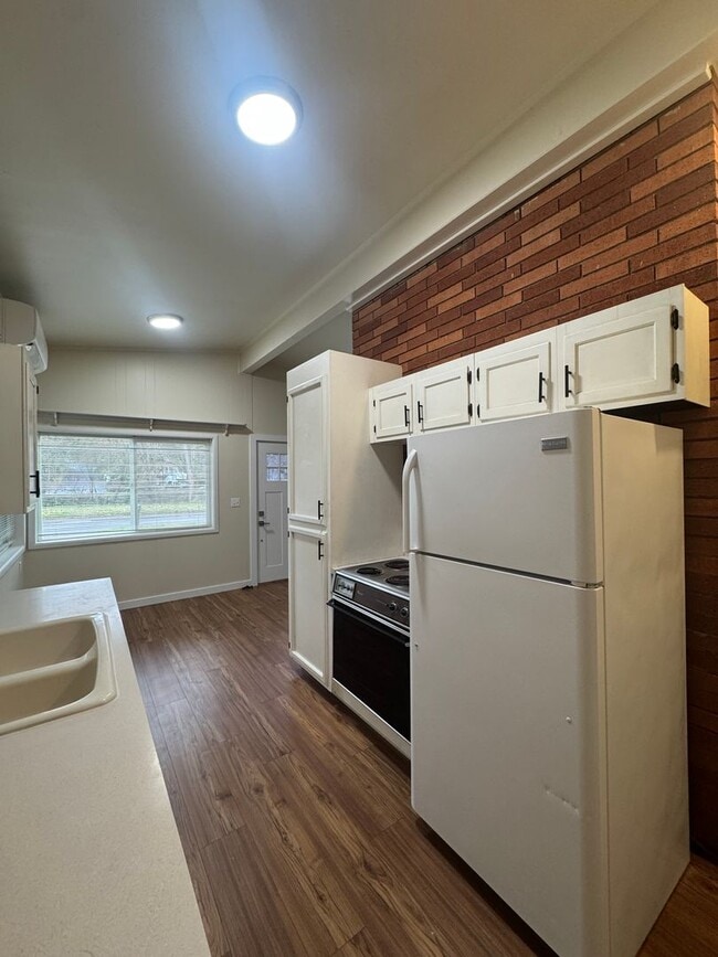 Building Photo - (HAR2) 2 Bedroom, 1 Bath Single Family Home