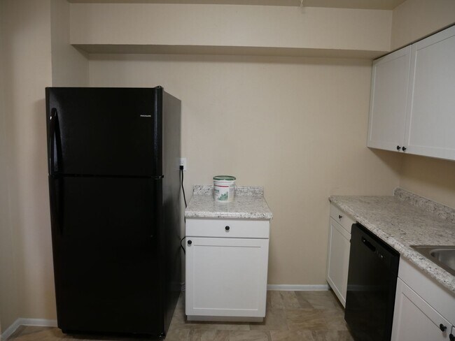 Building Photo - 3 Bedroom Tri Level Home Available Now!