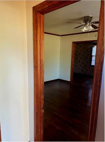 Building Photo - 2076 Midway St