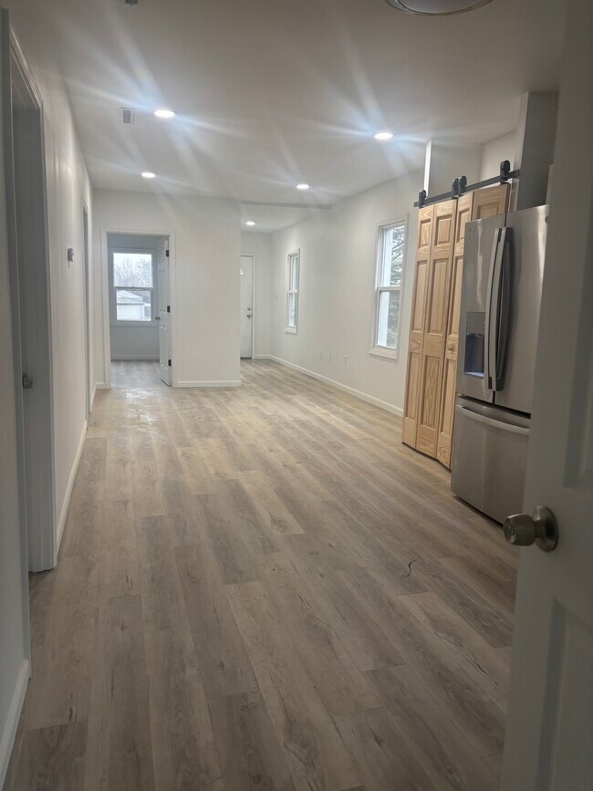 Building Photo - Gary Rental