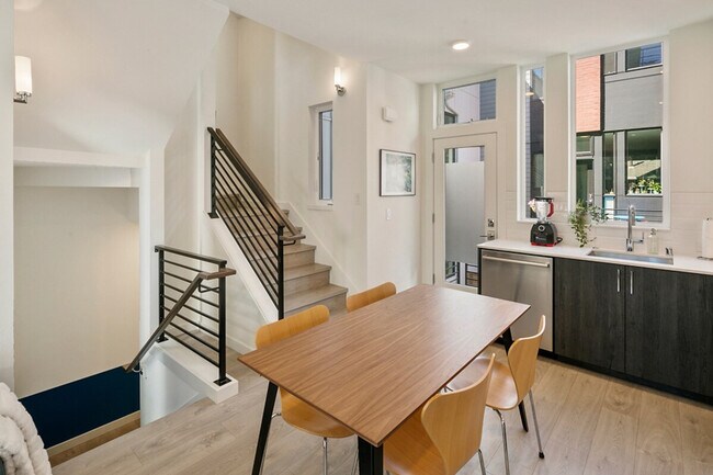 Building Photo - 516 Broadway E