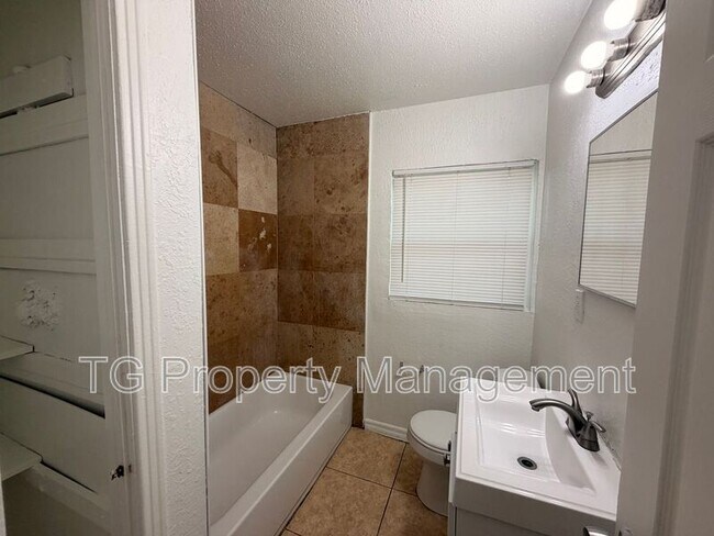 Building Photo - 937 Moravon Ave