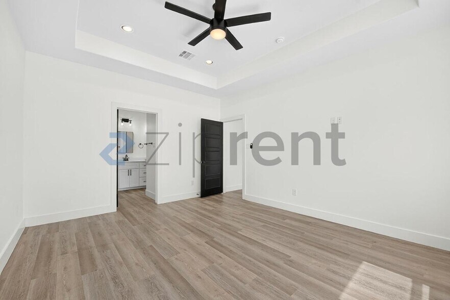 Building Photo - Unit