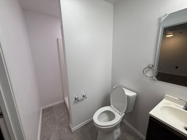 Building Photo - Charming 1 Bed Apartment | Hardwood Floors + Near Downtown!