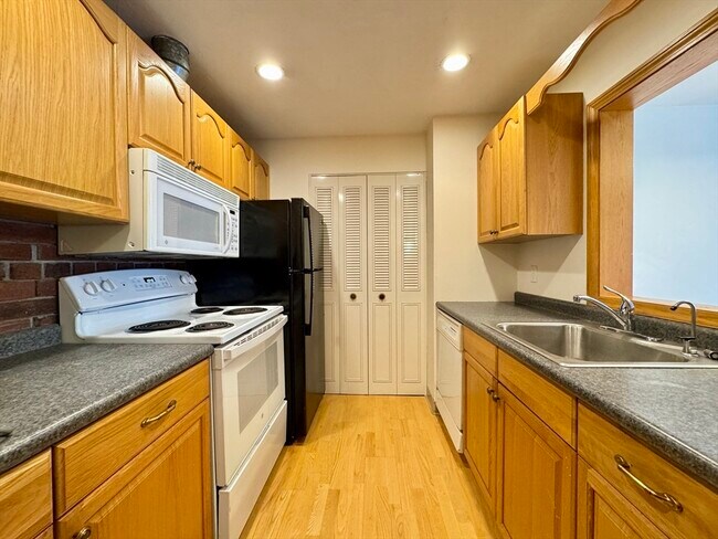 Building Photo - 25 Greentree Ln