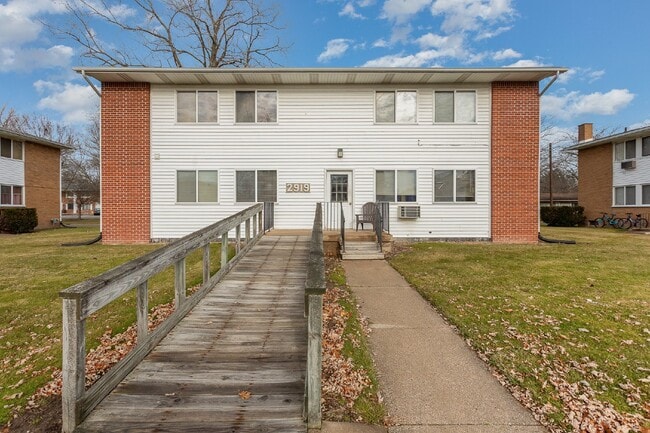 Building Photo - Available now! 2 bedroom, 1 bath apartment...