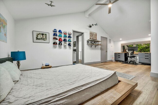 Building Photo - LAKEFRONT LUXURY ON LAKE STANLEY | FULLY FURNISHED + UTILITIES INCLUDED IN GUARDED LAKERIDGE SHORES