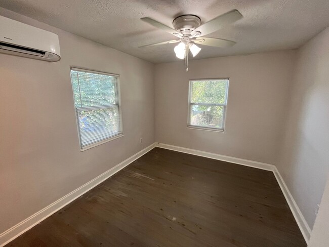 Building Photo - Above Detached Garage 1/1 in Colonialtown ...