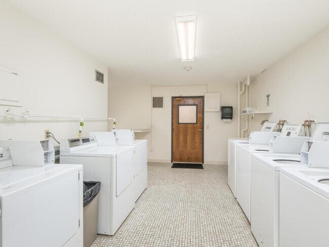 Building Photo - 4101 Parklawn Ave