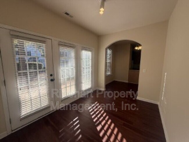 Building Photo - 2413 Woodridge Dr