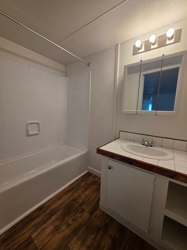 Building Photo - Ready to Move in