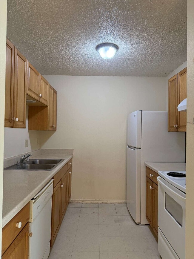 Building Photo - Affordable Three Bed/Two Bath in Leon Vall...