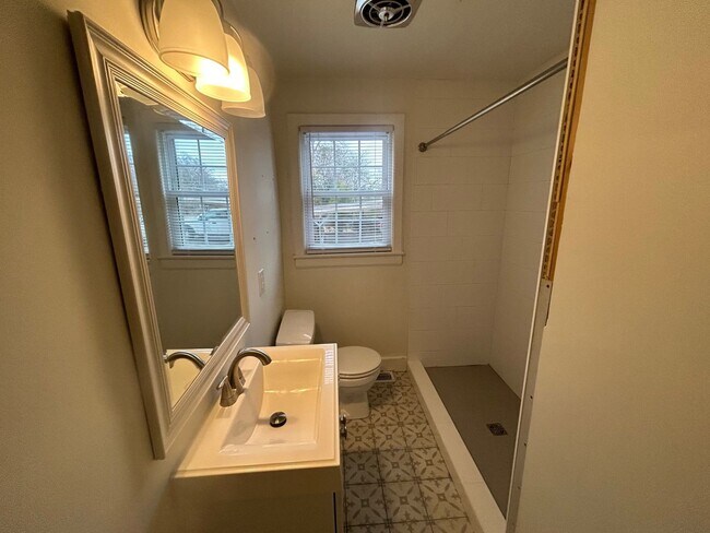 Building Photo - 939 Central Dr