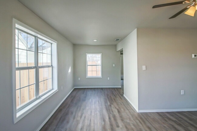 Building Photo - Remodeled 2 bedroom 2 bath