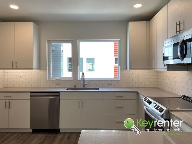 Building Photo - 4 Bedroom Seattle Townhome with Parking and Modern Finishes