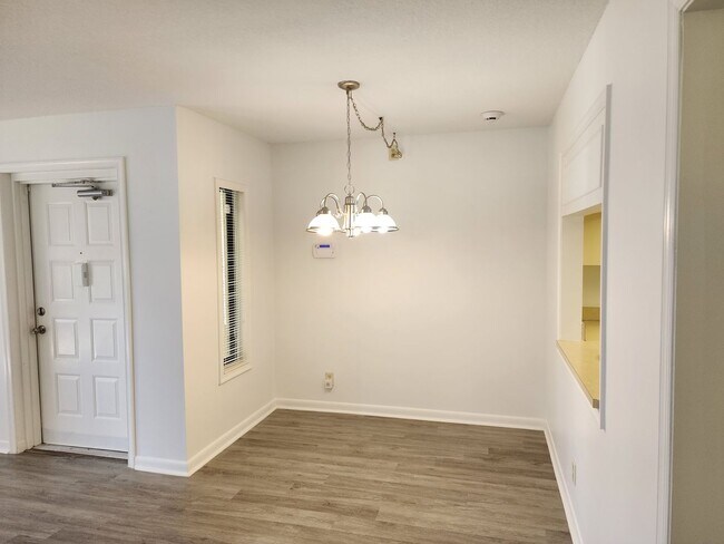 Building Photo - 2 BR 2 BA rental in the gated Pine Ridge c...