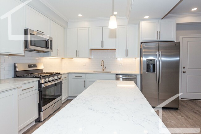 Primary Photo - Luxury 4 bed 2 bath, Laundry in Unit--- pa...