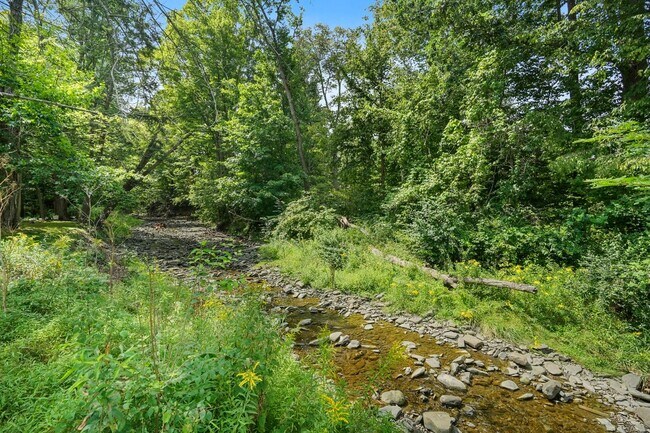 Building Photo - 300 Murray Hill Rd