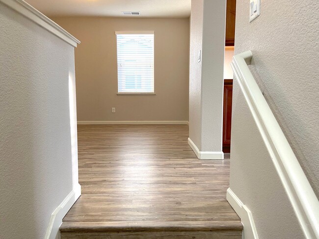 Building Photo - Somersett Reno Home - Walking Trails and t...
