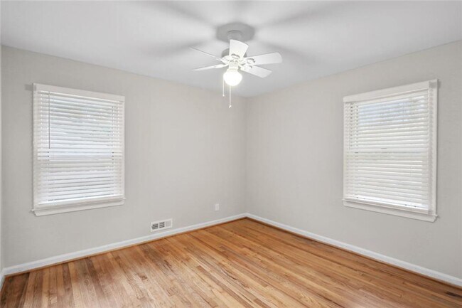 Building Photo - 2120 Meadowbrook Ln SE