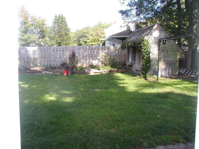 Building Photo - 3 bedroom – 1.5 Bath House