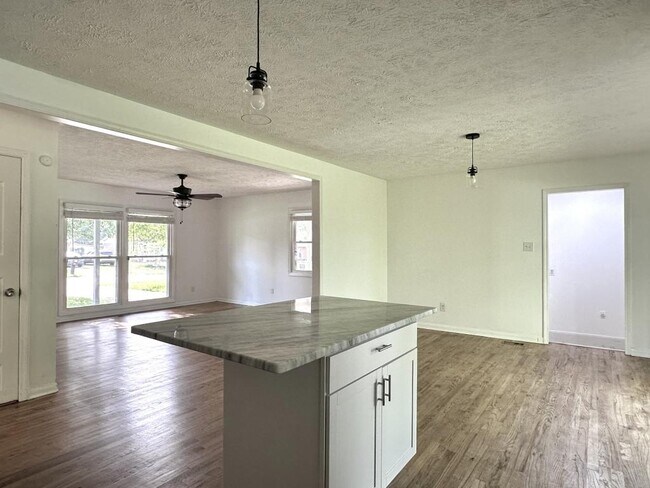 Building Photo - 627 Burgoyne Dr
