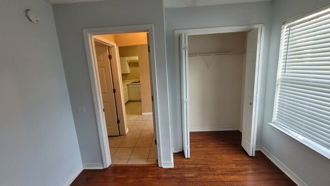 Building Photo - 2 bedroom 1 bath townhouse available for r...