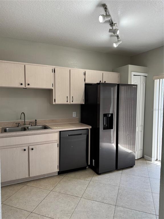 Building Photo - 18006 Birdwater Dr