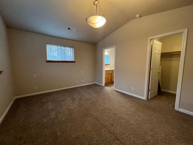 Building Photo - Three bedroom, Two bath home in Ashland.  | Available Now