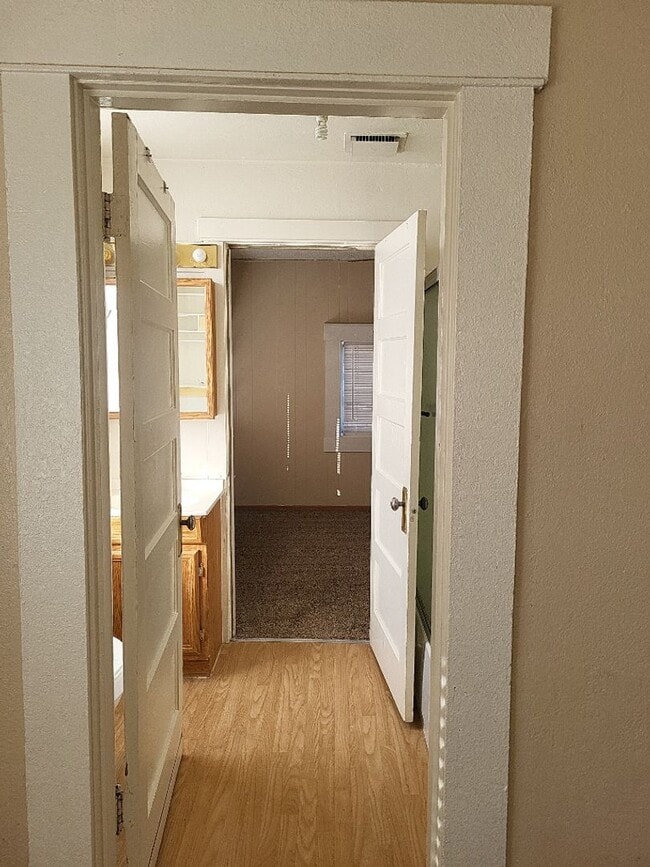 Building Photo - 4381/2 14th St - 2BR house behind Victorian Square in Sparks