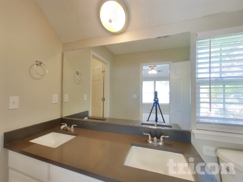 Building Photo - 5017 Gibbons Link Rd