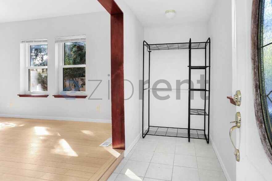 Building Photo - Unit