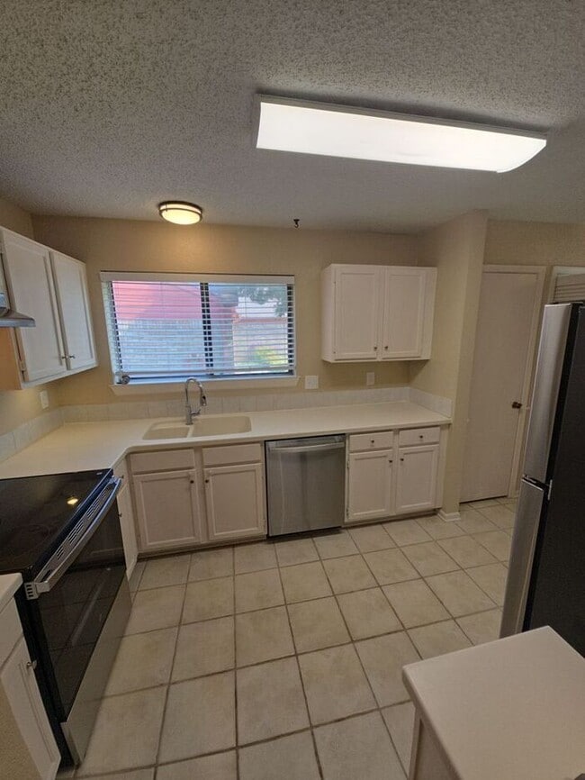 Building Photo - Bright & Spacious 3-Bedroom Home in Flower...
