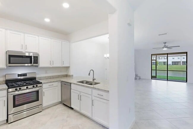 Building Photo - 3 Bedroom 2 Bath Townhome in AMENITY RICH Lorraine Lakes