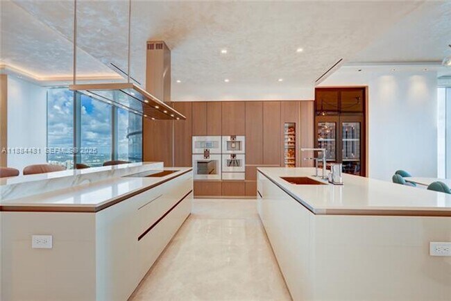 Building Photo - 18501 Collins Ave