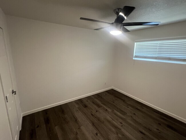 Building Photo - 1325 N 48th St