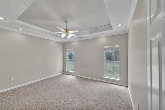 Building Photo - Country Club Living