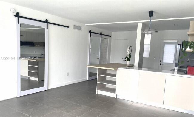 Building Photo - 2861 Leonard Dr