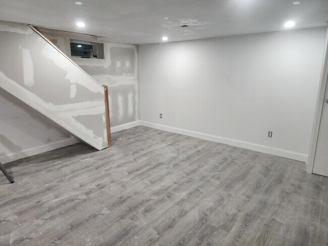 Building Photo - 100 Glen Eagle Dr