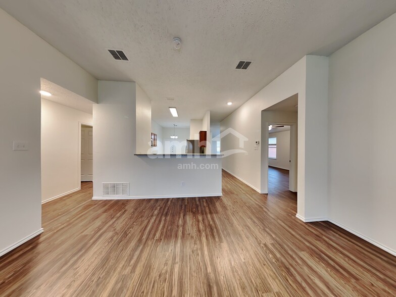 Building Photo - 1041 McKavett Dr