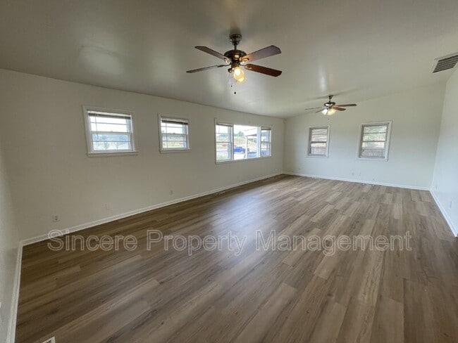 Building Photo - 2023 NW 40th St