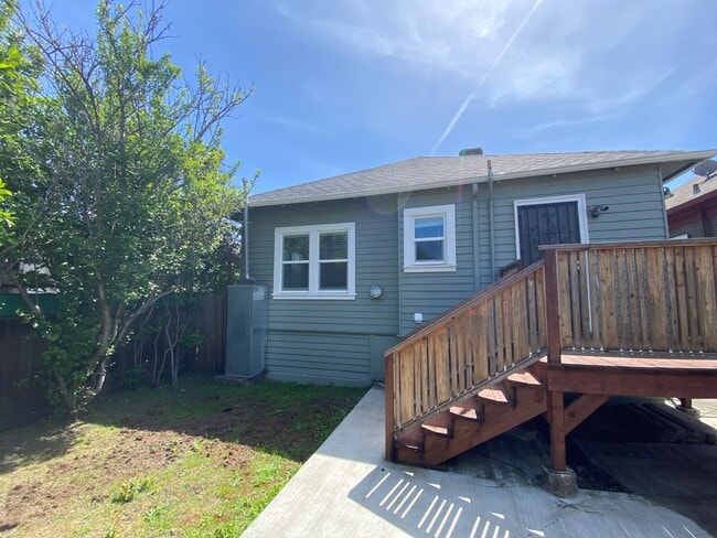 Building Photo - Gorgeous 2BR/1BA Home in Temescal, Great N Oakland Location