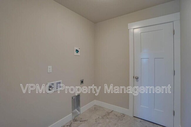 Building Photo - 2331 E Otter Lp