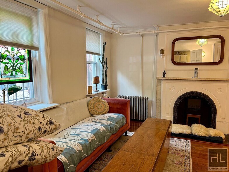 Building Photo - 1BR 1BA Private Garden Level Floor Through...