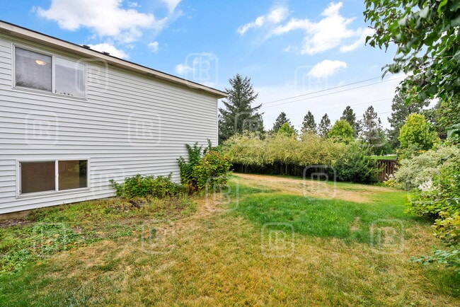 Building Photo - 23713 E Maxwell Ave