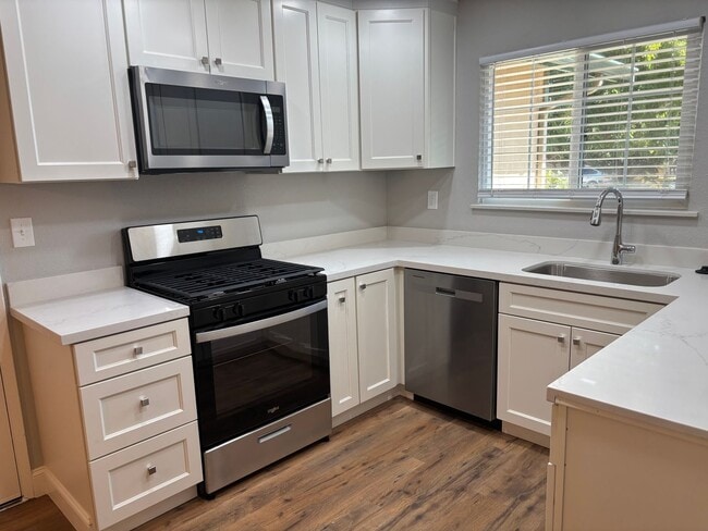Building Photo - Terrific Brentwood location at the end of ...