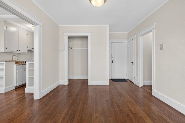 Building Photo - 118 Riverway St