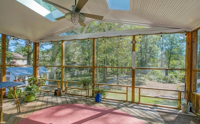 Building Photo - 8719 Badger Dr