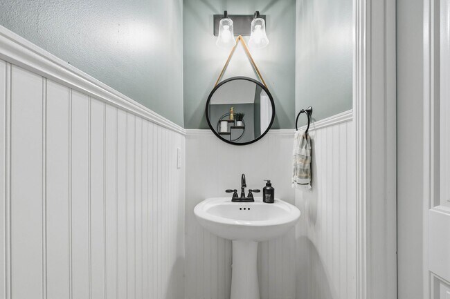 Building Photo - Dog Friendly Three Bedroom with Bonus in Sango!